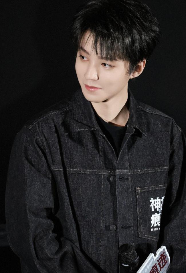 王俊凯闪身步 即兴表演圈粉无数