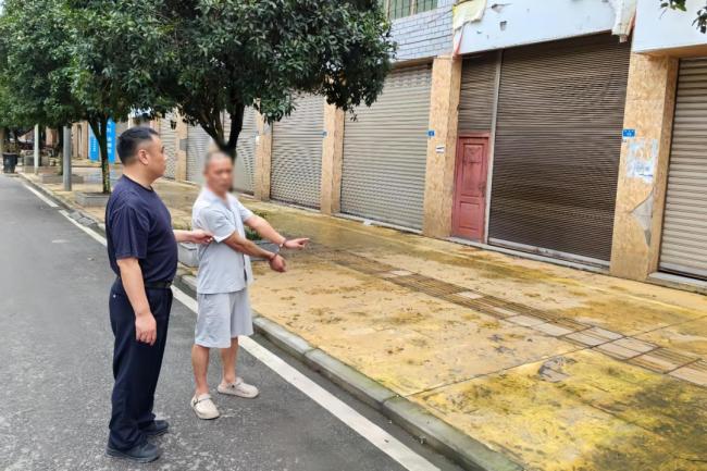 男子用冥币和一双袜子骗大爷3千现金