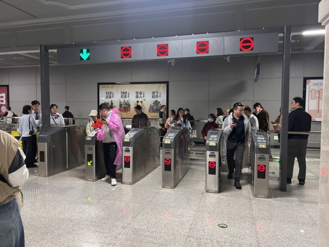 武汉烟花秀散场时段地铁线网开闸放行 乘客快速免费通行
