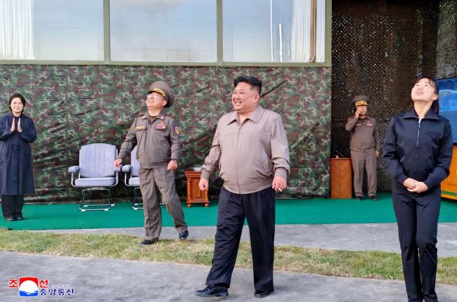 金正恩携女儿观摩导弹发射训练