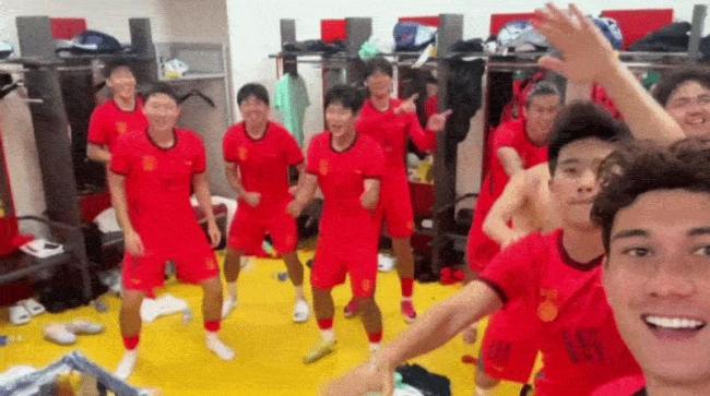 U23国足回国 大批球迷欢呼接机 亚运铜牌荣耀归来