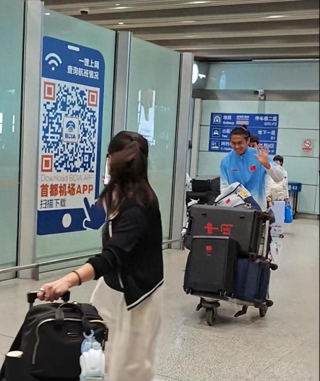 U23亚运男足携铜牌抵京
