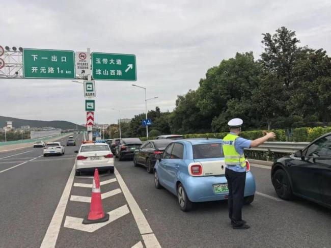 交警上高速指挥守护假期出行顺畅 全力以疏堵保畅