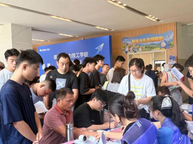 格力技工学校开学 董明珠担任校长 首届新生报到盛况空前