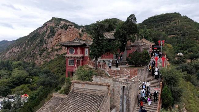 国庆假期各地景区游人如织