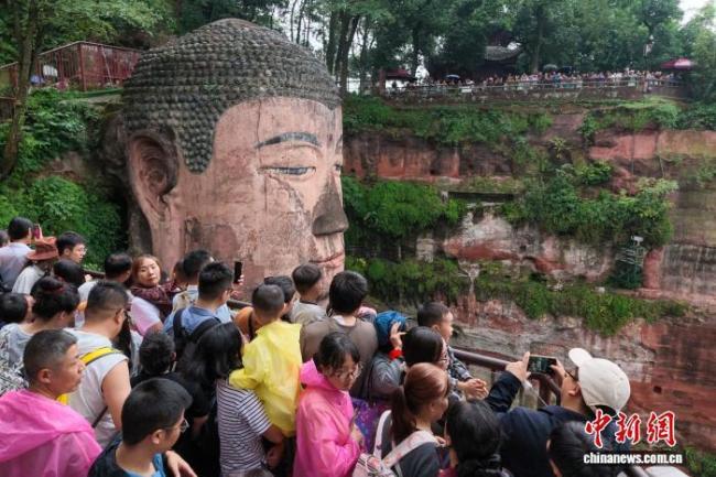 国庆假期乐山大佛景区游人如织 领略千年雄姿
