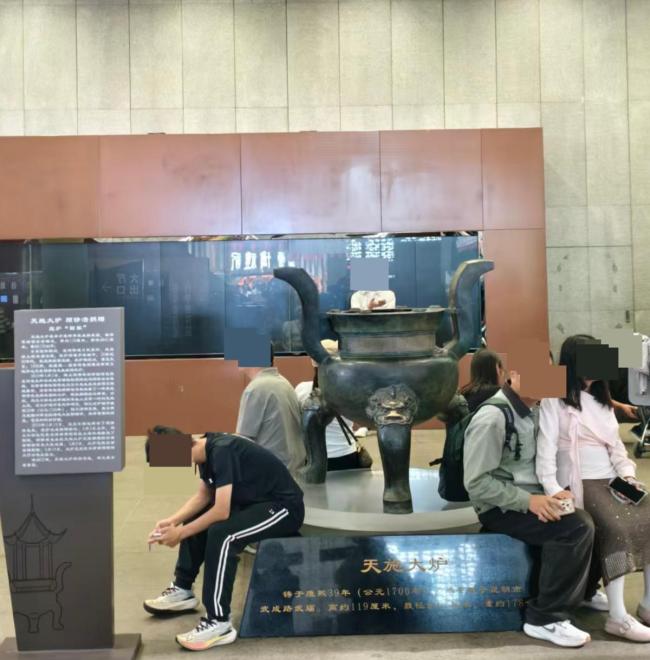 清代文物成游客休息靠背 馆方回应