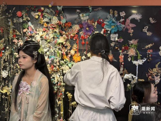 国庆假期多地妆造旅拍服务爆火 西湖边古风摄影受追捧