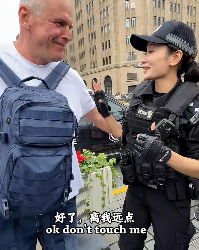 女特警礼貌拒绝老外过于热情的动作 坚守社交边界