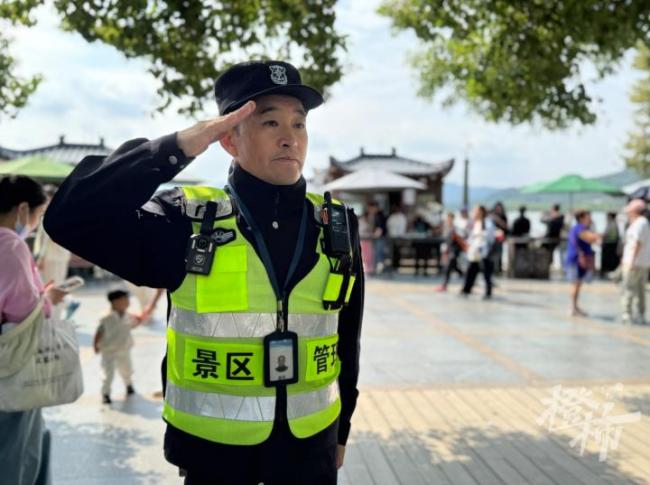 哈喽 你这个帽子在景区里不行的：文明劝导获赞