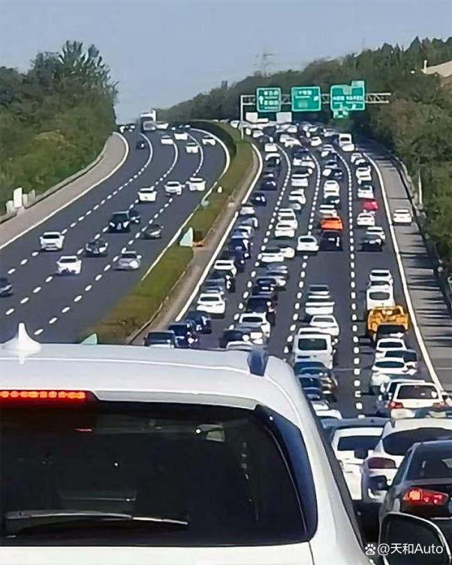 “幽灵堵车”到底咋回事 龟速车成主因