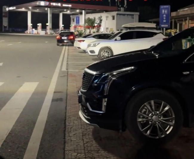车主花350元将车拖20多米到加油站 燃油耗尽尴尬经历