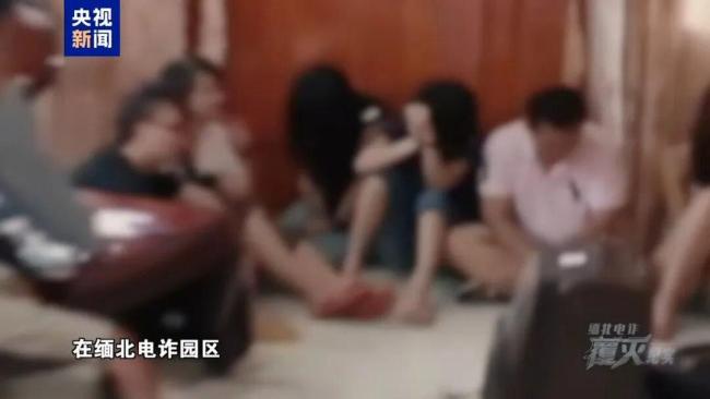 缅北电诈头目钱多到发霉 经常在房顶和院子里晒钱 被偷一千万都不知道 纪录片揭露犯罪真相