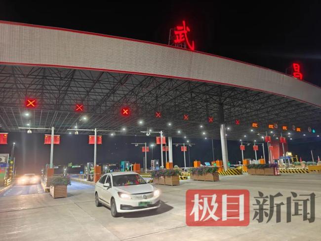 国庆高速免费最后1分钟车主卡点通过
