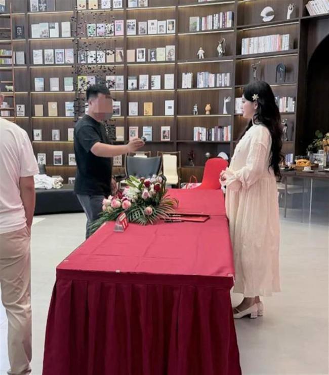 金莎疑似孕珠了 一家三口激发揣度