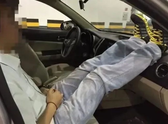 返程高峰,坐车千万别用这个姿势!可能违法更是赌命 返程高峰,坐车千万别用这个姿势!可能违法更是赌命