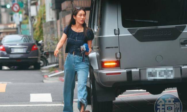 余文乐离婚三个月与前妻聚餐 共度家庭时光