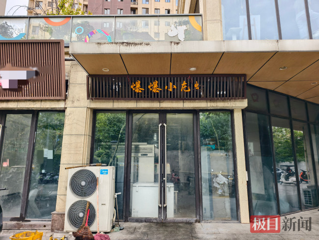烧烤店厨师漱口水吐锅边被直播抓拍 违规行为引争议