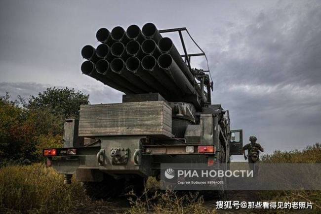 俄火箭炮遭乌FPV无人机袭击 战场生存挑战加剧