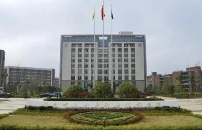 媒体：高校失误不该让学生买单