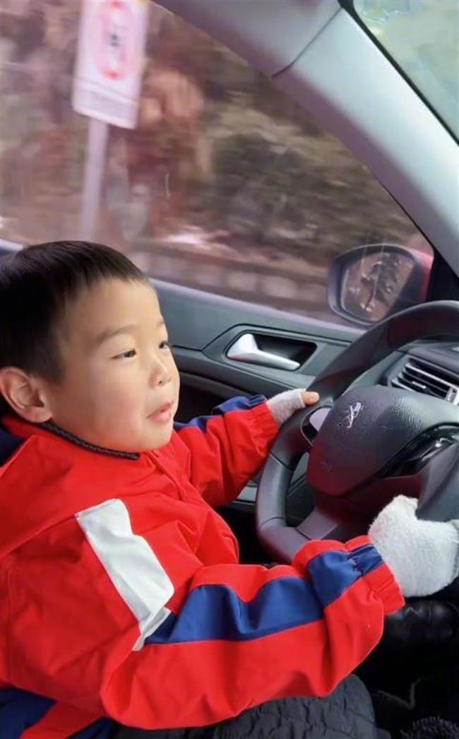 2岁孩子上路开车 家长还发朋友圈炫耀 安全隐患引警方处罚