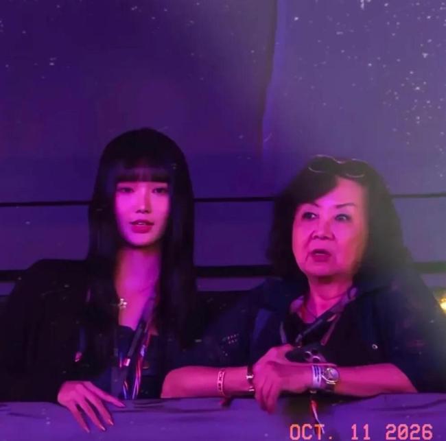 林俊杰七七牵手逛街