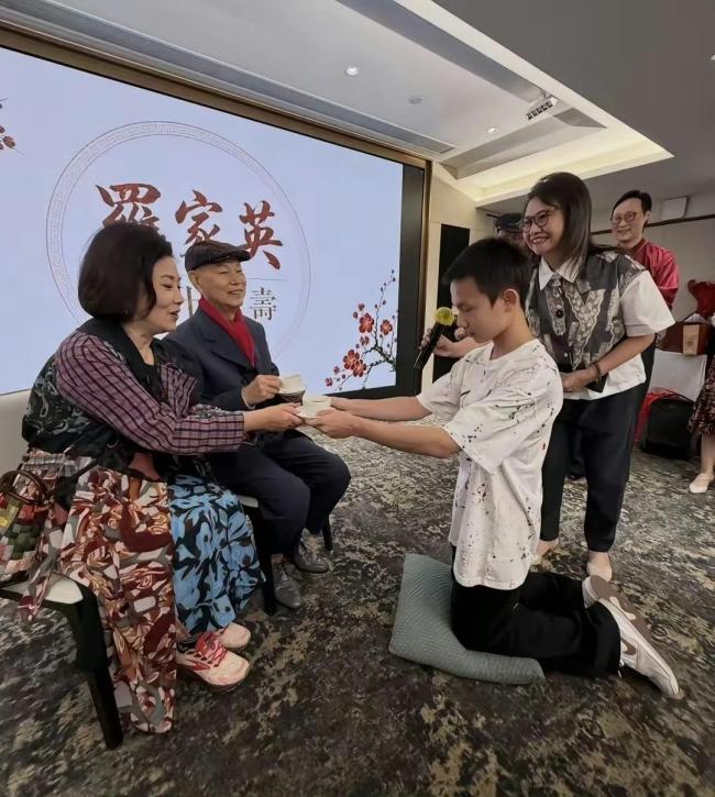 演员汪明荃为爱人罗家英庆生 温馨寿宴显深情