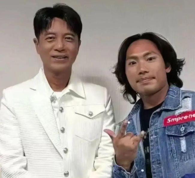 曾帮李克勤救场的歌手侯浪开演唱会 30多首歌燃爆青春回忆