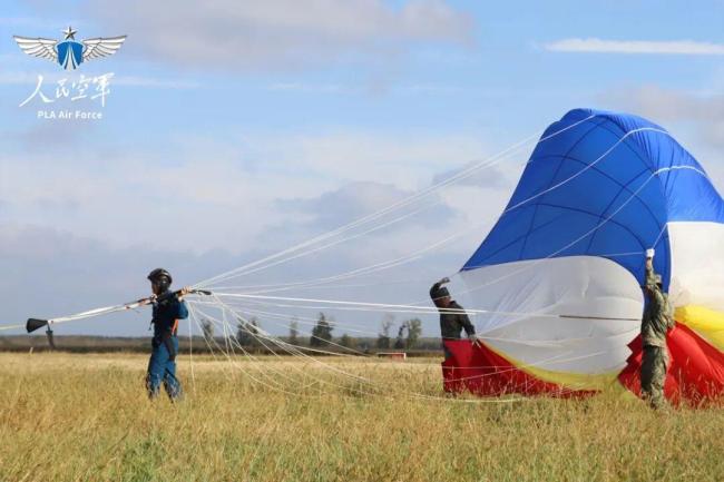 空军女飞行学员开展牵引升空跳伞训练 锤炼空中技能
