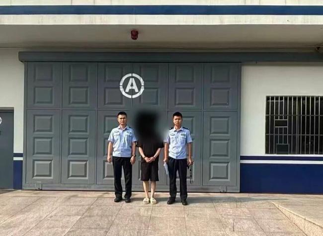 挪车蹭了黑色奔驰被4人围要14800，别慌着扫码，先报警定损，私转高价多半是敲诈