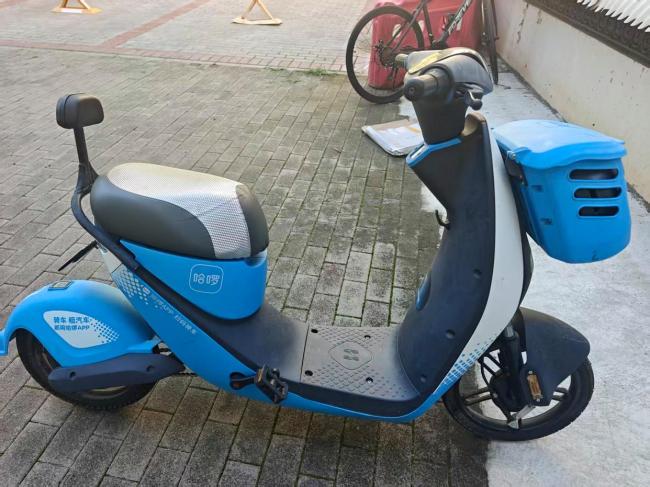 这些骑“小电驴”带娃方式让人揪心 安全隐患不容忽视