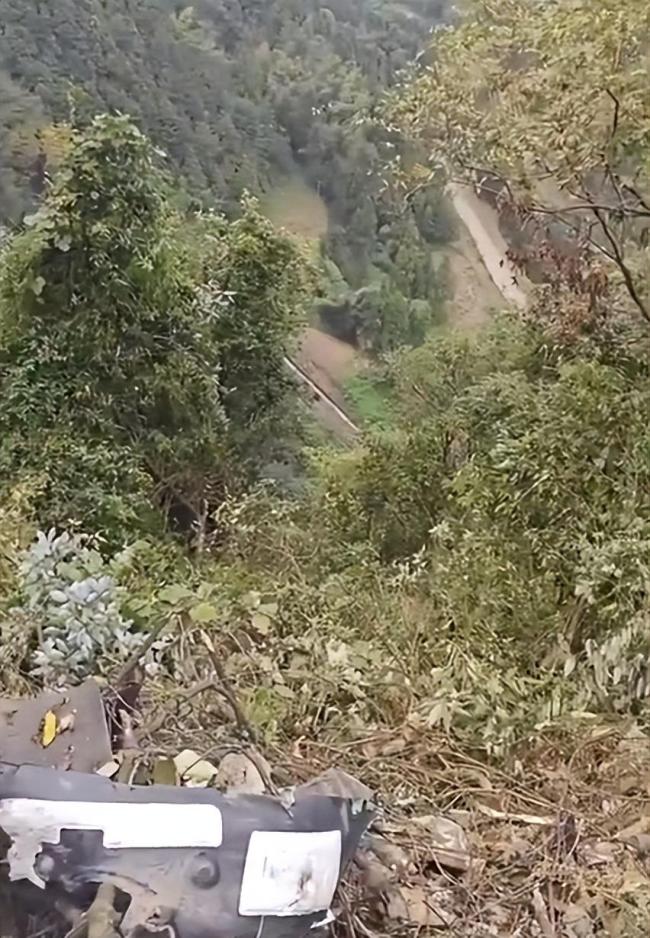 轿车坠崖车主幸运生还 胸椎骨折暂无生命危险