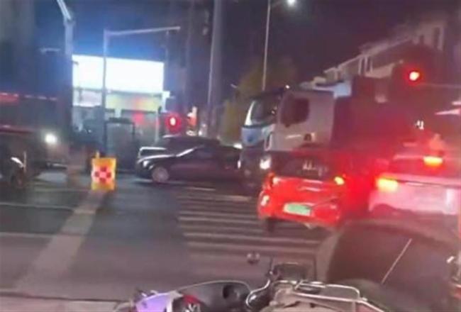 老头乐连撞多车司机被当场控制 操作不当引发连锁反应