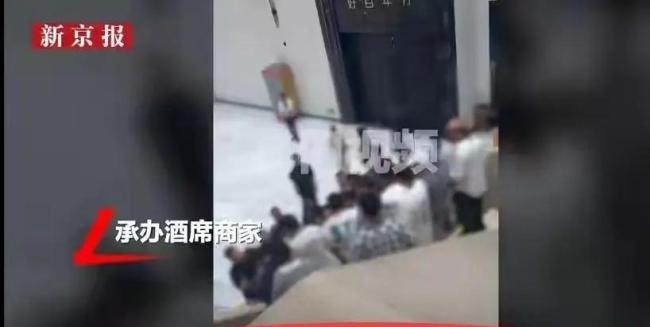 官方回应“一男与两女同日两宴”:不重婚;道德争议持续发酵