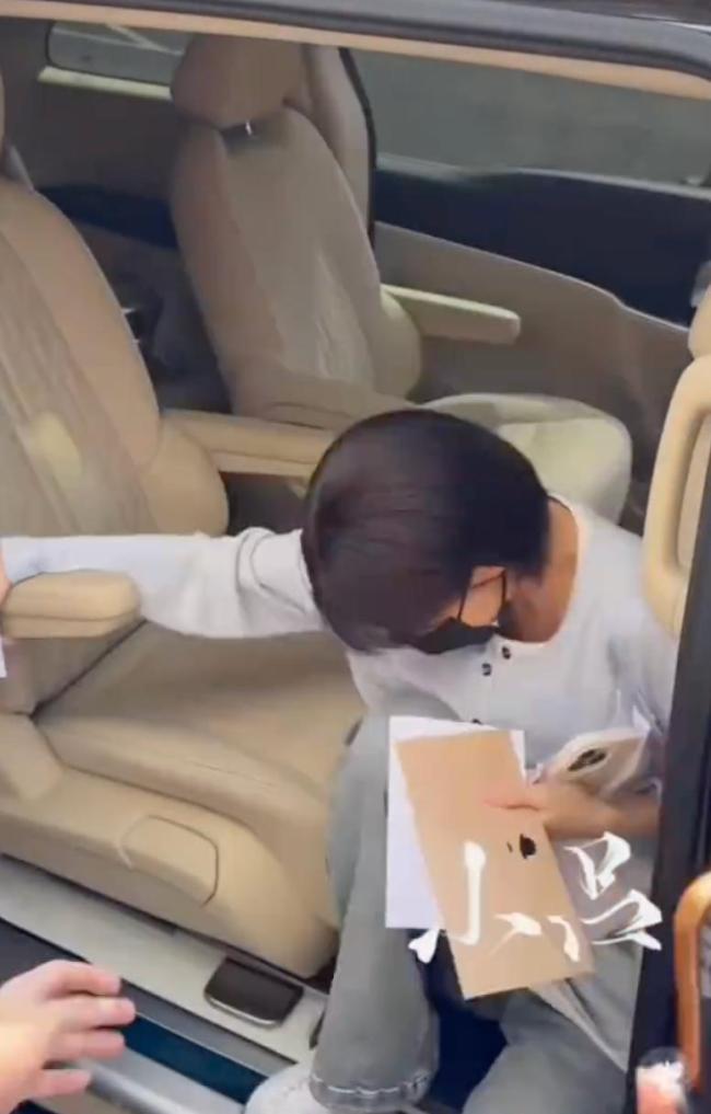 王晓慧见粉丝紧张的摔了个大屁兜，耳朵都红了，又慌张又可爱