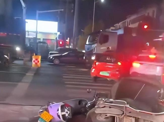 老头乐多次撞击警车驾驶员被控制 操作不当引发连环碰撞