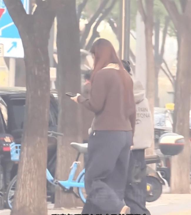 张佳宁挺孕肚出门办事 街拍图引猜测不断