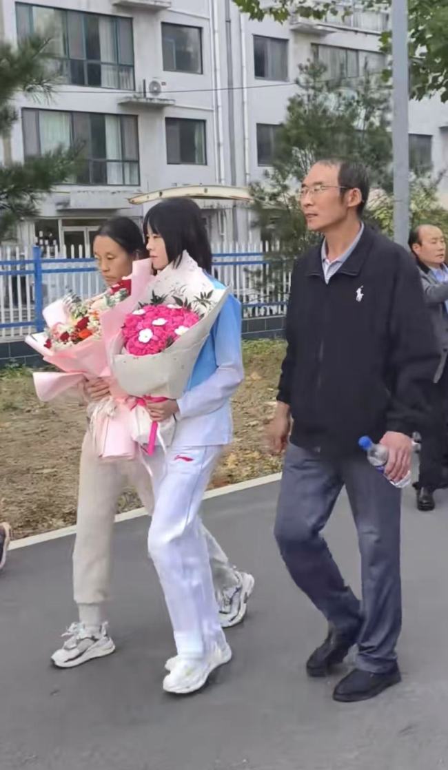 穆欣月回家老乡们敲锣打鼓欢迎 乡亲热情迎接亚运冠军