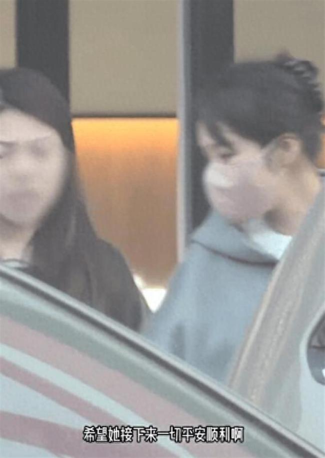 张佳宁挺孕肚出门办事 街拍图引猜测不断