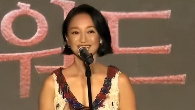 周迅获奖发言镜头切舒淇 真情流露感动全场