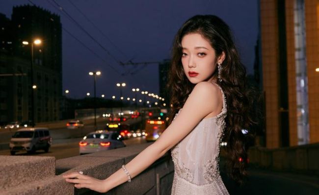 希林娜依高暴瘦 胸骨根根分明 过度消瘦引发热议