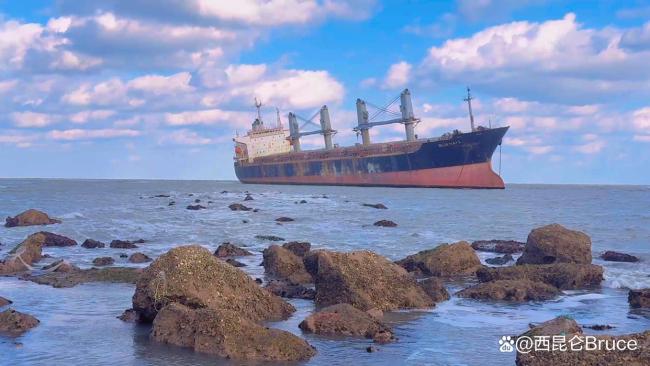 货轮沉没大量iPhone漂浮海面