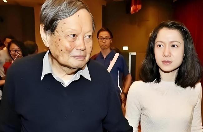 出版人谈与杨振宁20余年交往 深情与克制间的回忆