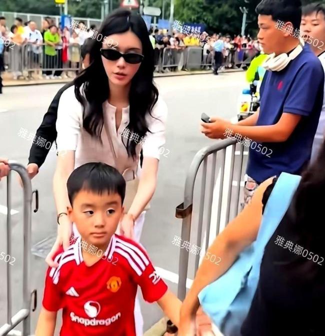 奚梦瑶曾在维密走秀中摔倒