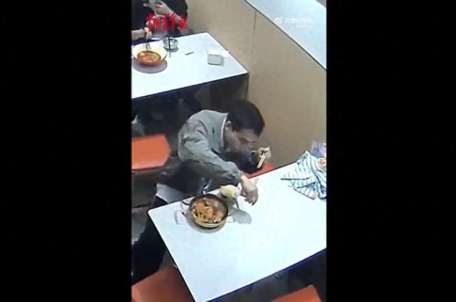 顾客用餐发现头发默默挑出来继续吃