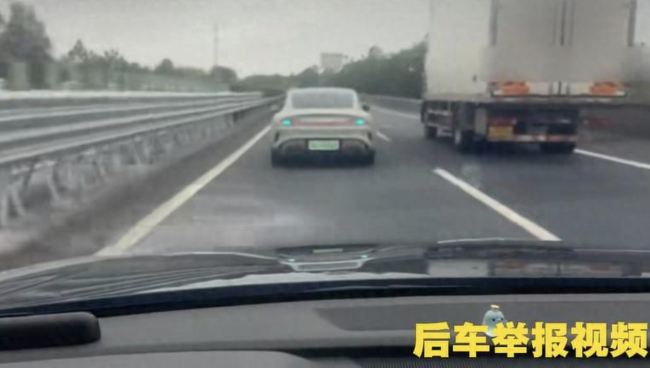 男子驾车故意与货车并排压速堵路 行为引发热议