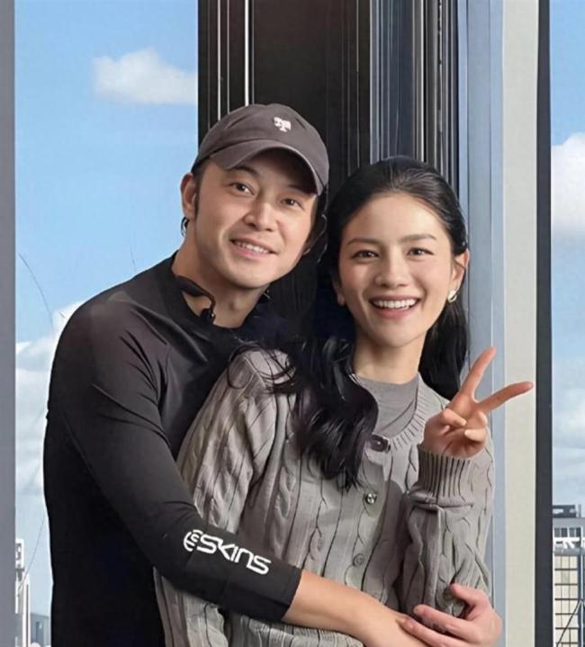 胡可在机场接两个儿子回国 兄弟俩反差萌引发热议