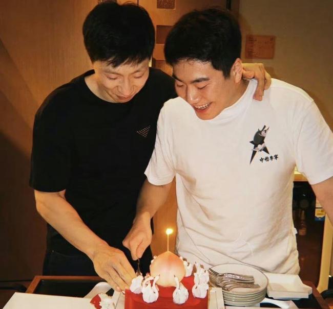 马龙梁靖崑蛋糕八仙祝寿刚好8个人 国乒兄弟情深庆生