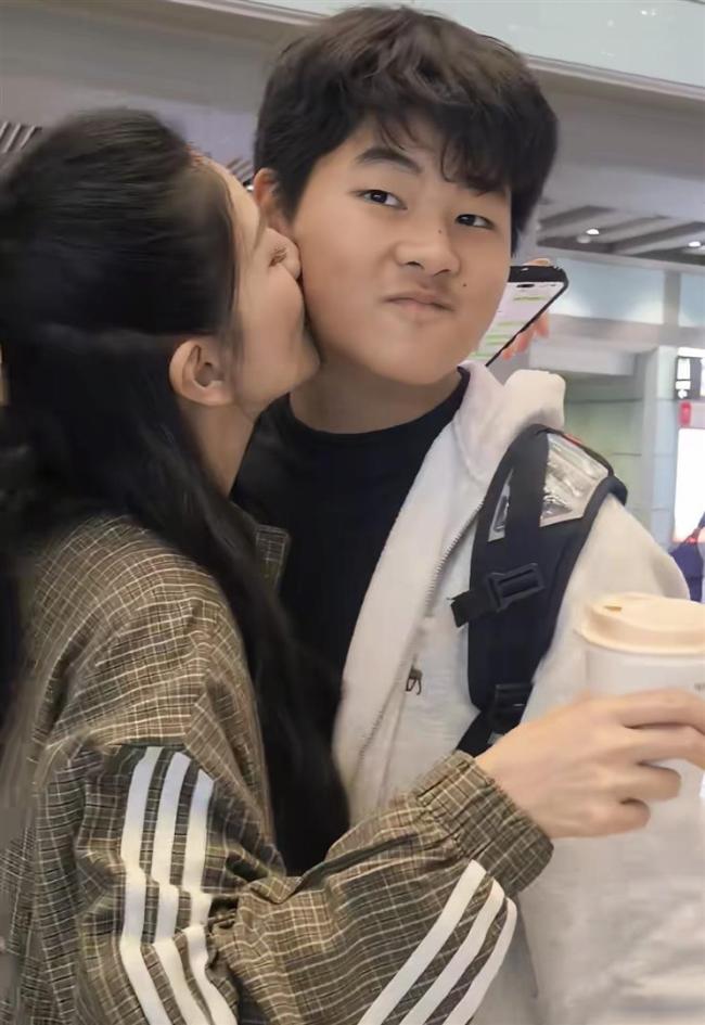 胡可在机场接两个儿子回国 兄弟俩反差萌引发热议