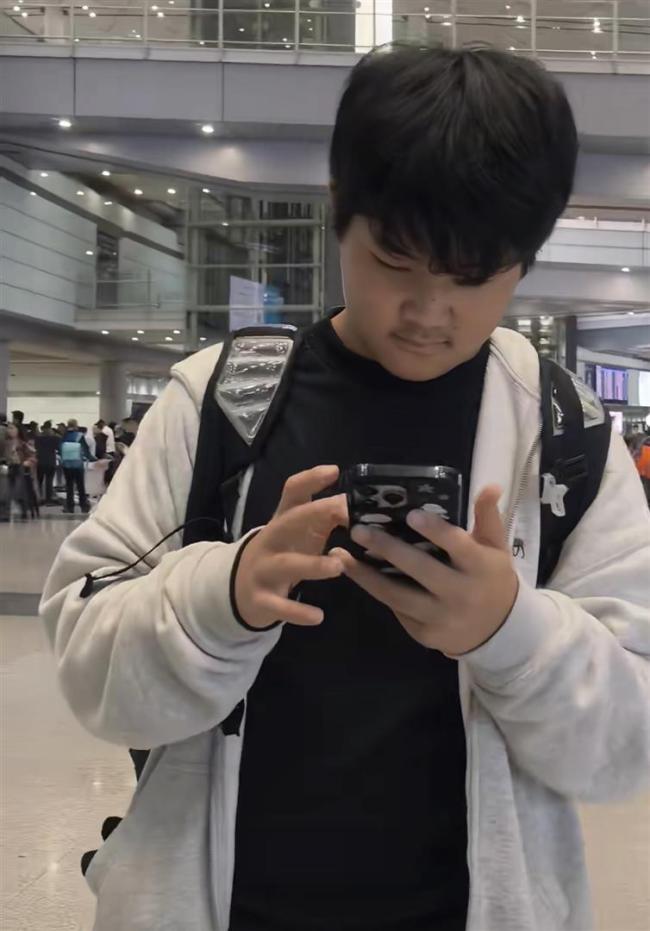 胡可在机场接两个儿子回国 兄弟俩反差萌引发热议